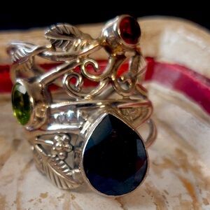 Stunning onyx peridot and garnet ring with floral/leaf accents 925 sz 6